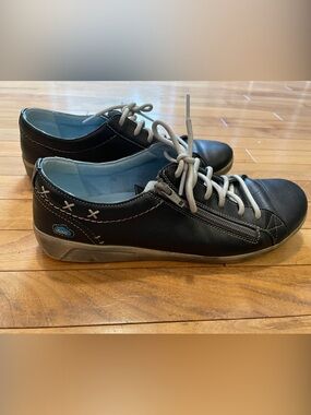 Cloud Footwear Black Leather Women's Casual Slip-On Loafers with Gray Laces 41